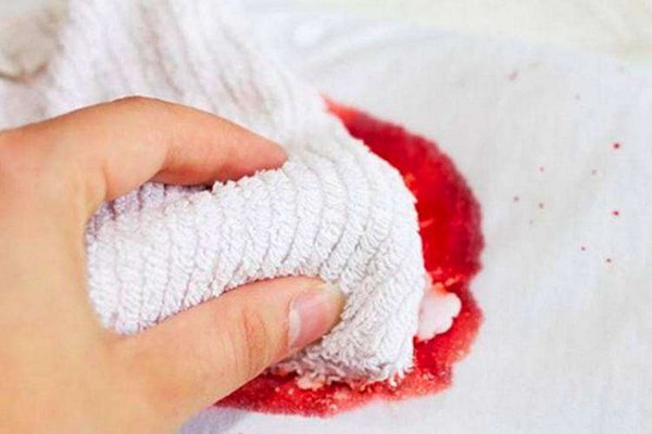 Как вывести пятна крови с ткани