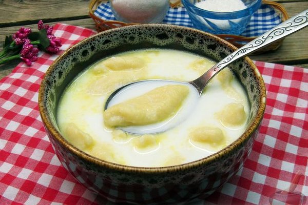 Молочный суп с клецками из манной крупы для детей