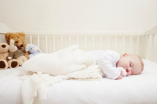 Вопрос: когда и как приучить ребенка спать одному?
