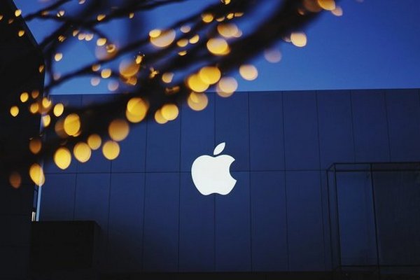 Известно, откуда пошел логотип компании Apple и почему именно надкусанное яблоко