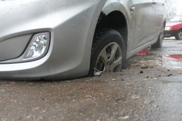 Как передвигаться на автомобиле по дорогам с ямами: самые частые ошибки водителей