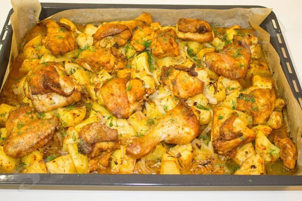 Мясо домашней птицы и грибы, запеченные с картофельным пюре