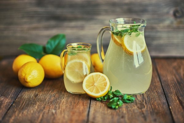 Врач рассказала о последствиях ежедневного употребления воды с лимоном