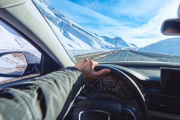Зачем водителям зимой нужно снимать верхнюю одежду в автомобиле