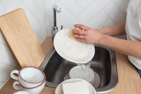 Это простое средство поможет отмыть жир с посуды даже в холодной воде