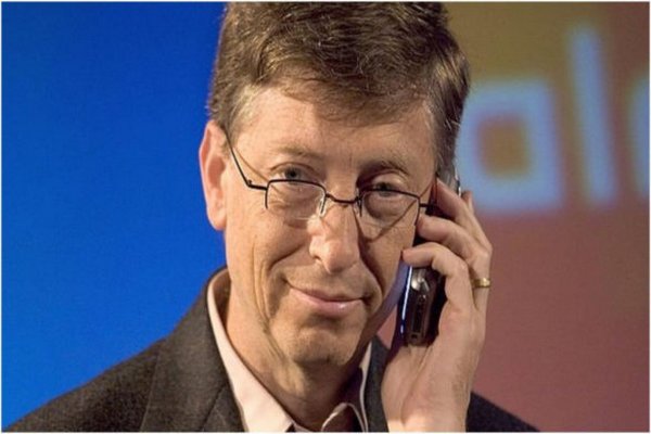 Билл Гейтс назвал самый удобный смартфон, которым пользуется сам