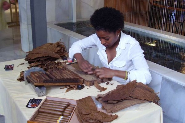 Побит рекорд продаж кубинских сигар ручной работы
