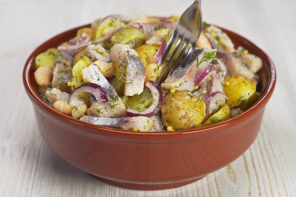 Салат картофельный с грибами и сельдью