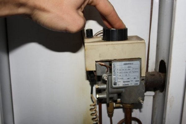 Украинцам показали лайфхак, как запустить газовый котел без электричества