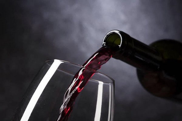 Его можно пить: ученые нашли бутылку вина, которой почти 1700 лет