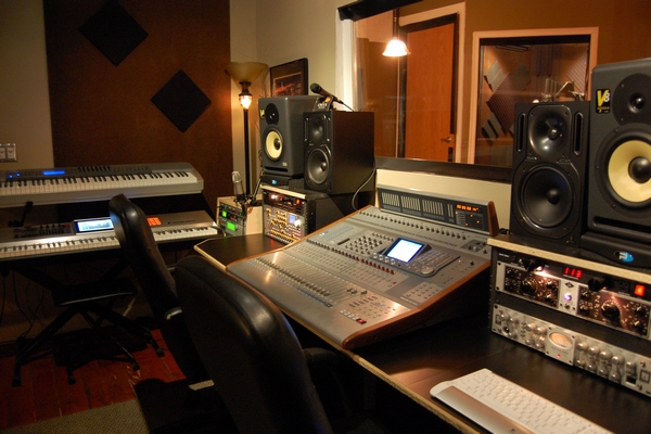 Какие отличия есть у профессиональной и у домашней студии звукозаписи?