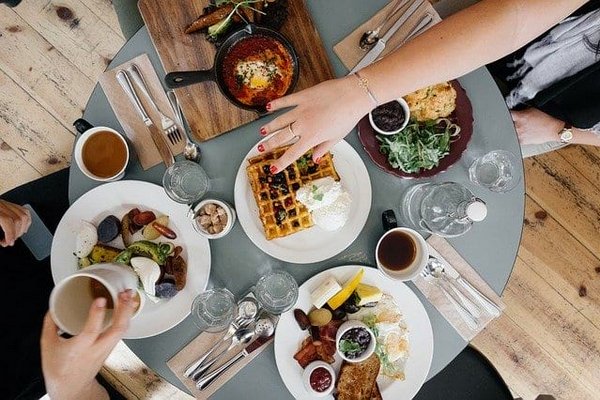 Диетолог посоветовал завтракать стоя и использовать квадратную посуду: неожиданные причины