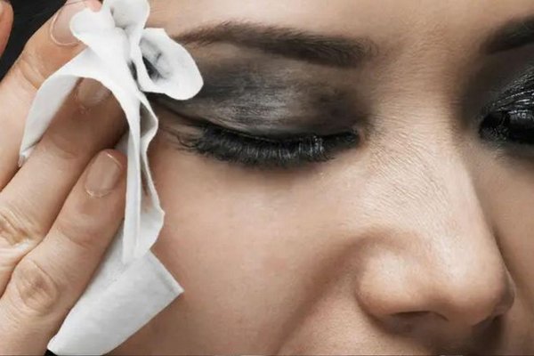 Снятие макияжа: ошибки в уходе, фатальные для кожи