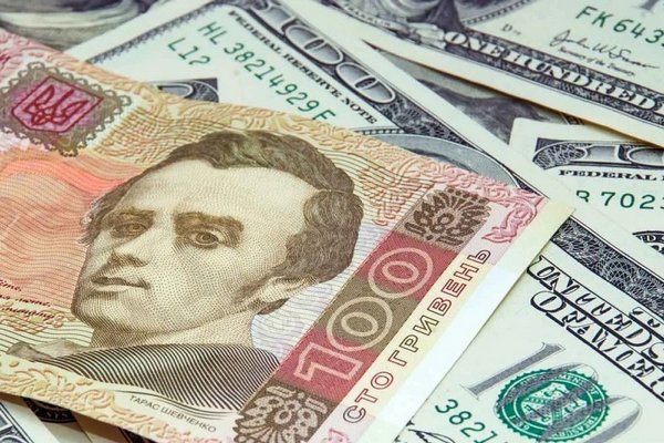 Украинцам запретили отправлять деньги за границу с гривневых карт — объяснение НБУ