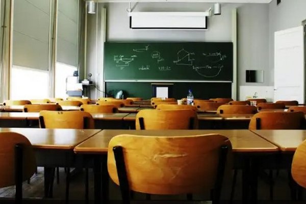 Все увольняются: учителя-коллаборанты массово бегут из школ в Запорожской области