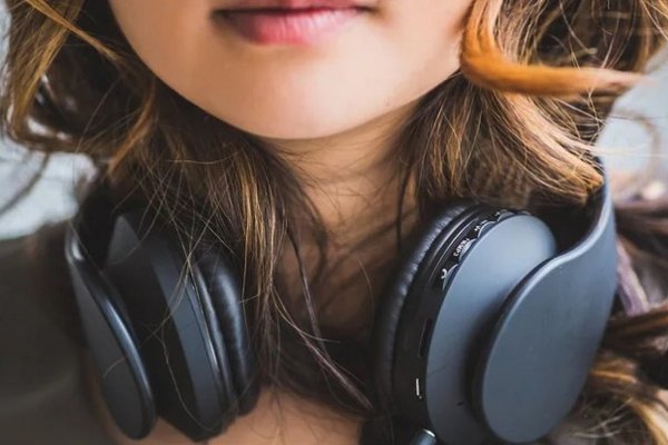 Более миллиарда человек. Американские ученые посчитали, сколько людей могут лишиться слуха из-за громкой музыки