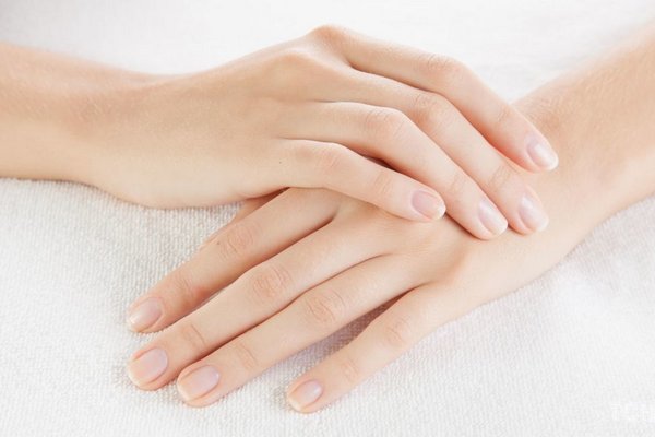 Как увлажнить, смягчить и защитить кожу рук в холодную погоду