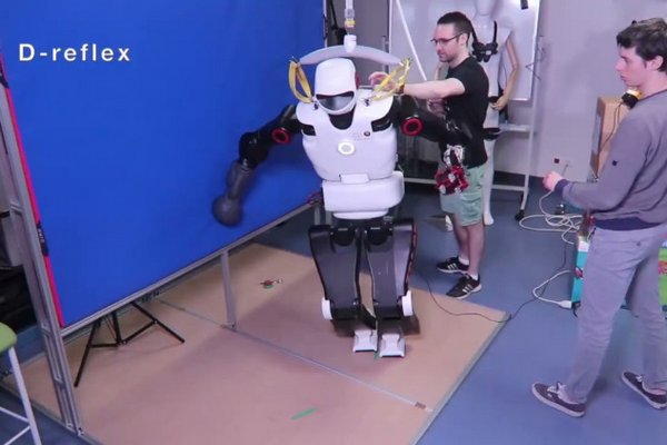 Ученые научили робота опираться о стену, чтобы не упасть
