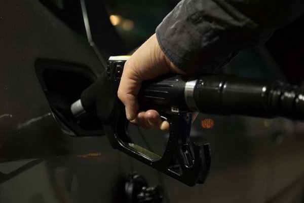 Названы ошибки, которые увеличивают расход топлива в авто