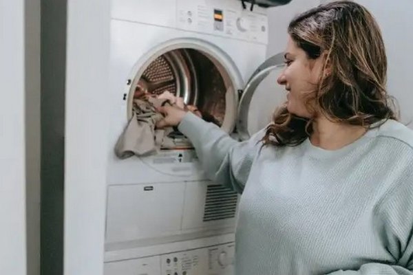 Можно ли оставлять одежду в стиральной машинке на ночь: ответ вас удивит