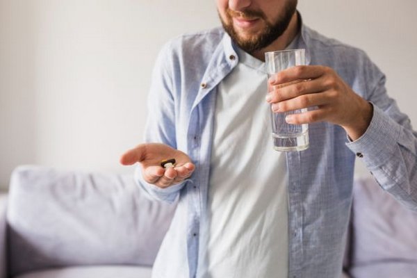 Уколы или таблетки: врач рассказал, в каком виде антибиотики действуют лучше и быстрее