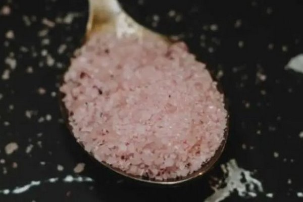 Действительно ли розовая соль полезнее обычной