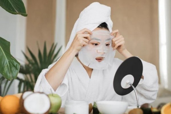Нужно ли умывать лицо после тканевой маски — ответ косметолога