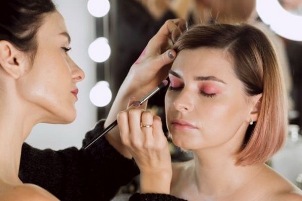 5 ошибок в макияже, которые визуально 