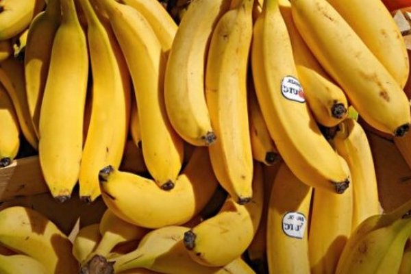 Почему не нужно выбрасывать банановую кожуру и как она может пригодиться дома