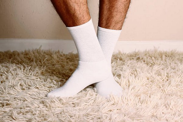 Обычная поваренная соль поможет идеально отстирать белые носки: как это сделать