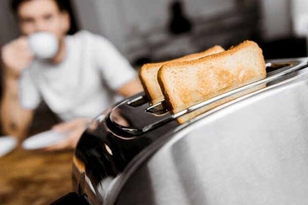 Завтрак съели, а крошки остались: как эффективно очистить тостер за пару минут