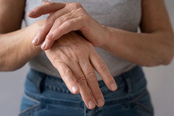 Болезнь печени можно заподозрить по рукам: важны эти 3 признака