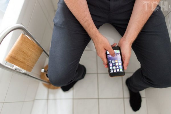 Почему нельзя брать телефон в туалет: специалисты назвали 5 причин