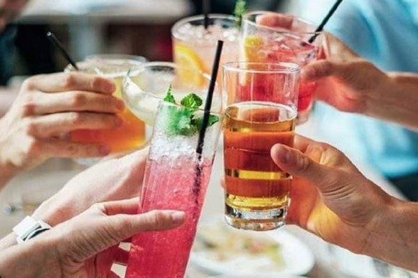 Диетолог назвала напитки, которые эффективно увлажняют организм в жару