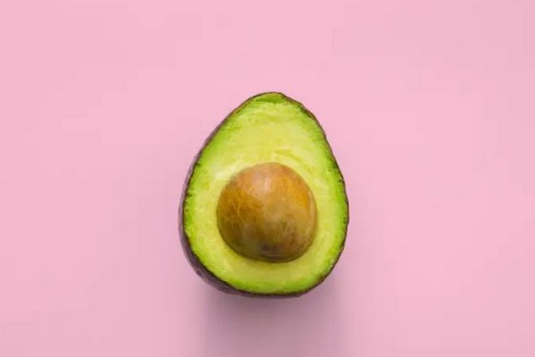 Что делать, чтобы зеленый авокадо из магазина быстрее созрел: простой лайфхак