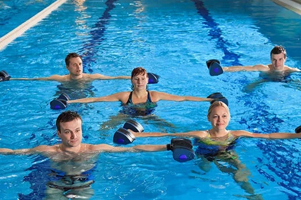 Школа плавания для взрослых: учиться никогда не поздно