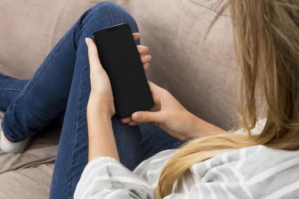 Почему нельзя класть телефон на диван или кровать во время зарядки