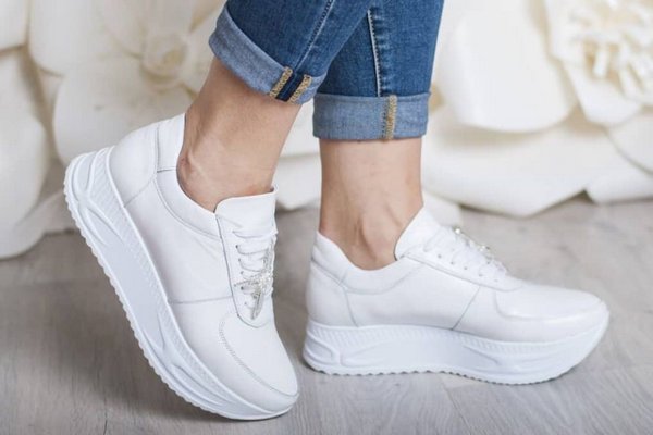Как почистить белые кроссовки в домашних условиях: полезные советы