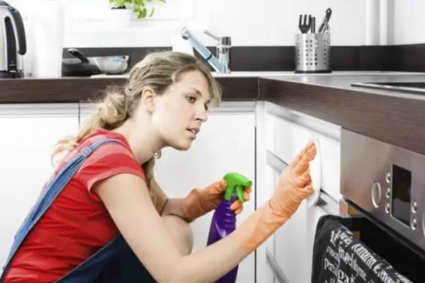 5 действенных способов, которые помогут отмыть кухонные шкафы от жира и грязи