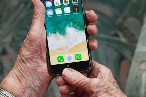 Забудут про кнопочный телефон: как сделать смартфон удобным для пожилых людей