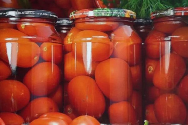 Вам даже не придется стерилизовать банки: рецепт маринованных помидоров на скорую руку