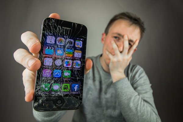 Почему нельзя пользоваться телефоном с разбитым стеклом: три причины