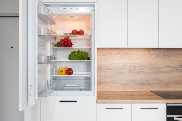 Зачем кладут в дверцу холодильника купюру: сделайте так — и вы будете удивлены