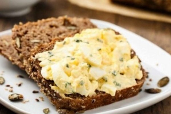 Закуска и салат в одном: готовим интересное блюдо из яиц и огурцов