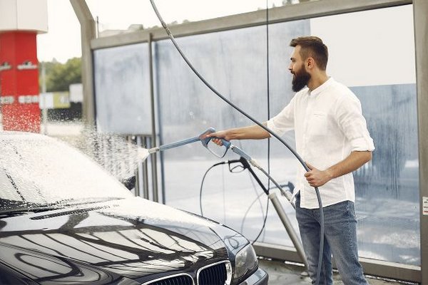 Как правильно мыть машину на мойке самообслуживания: секреты беспрекословной чистоты