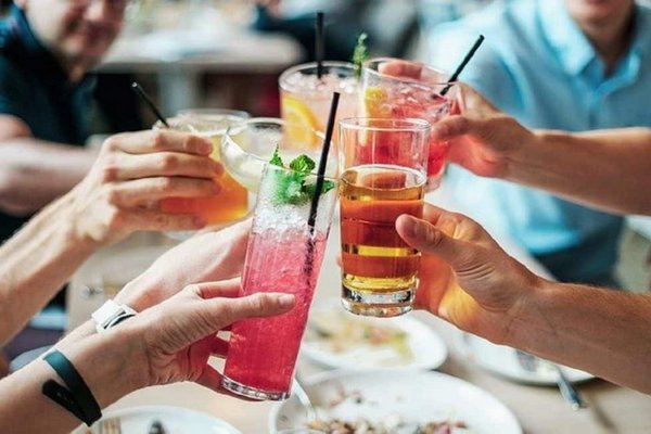 Эксперты назвали худшие напитки для здоровья кишечника