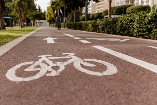 Почему велодорожки делают на тротуарах, а не на дороге