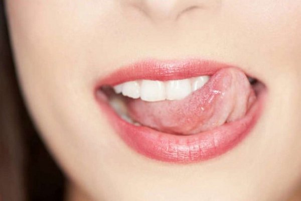 То кисло, то горько: врач назвал причину необычных привкусов во рту
