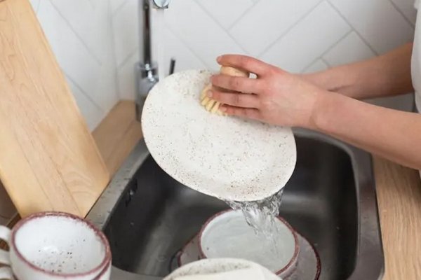Без горячей воды и химии: три эффективных способа отмыть жирную посуду