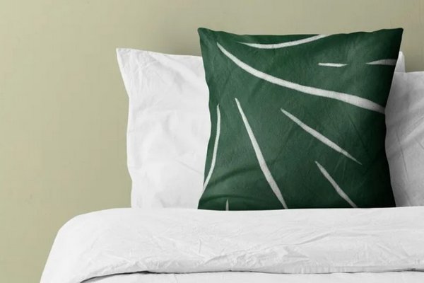 Будет свежей и без пятен: как почистить подушку без стирки